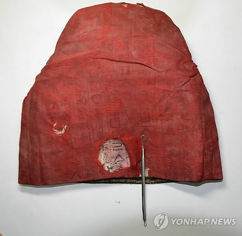 훈민정음이 비치는 익선관