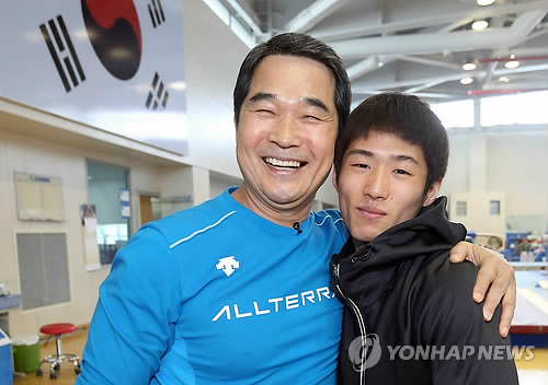 함박웃음 짓는 조성동 체조감독과 양학선