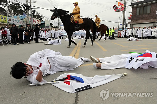 군마에 짓밟힌 만세운동 재연(연합뉴스 자료사진)