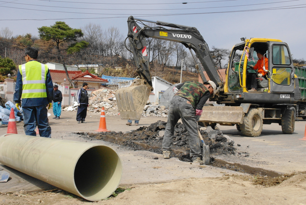 "먹고 잘 곳부터 만들어야죠"