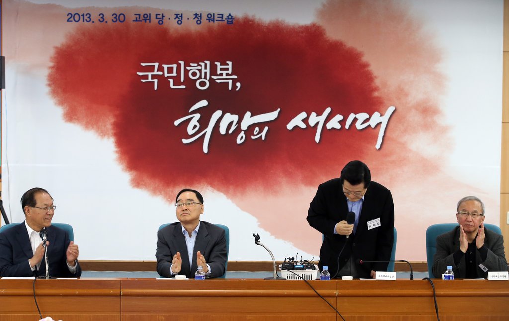 고개숙인 허태열 비서실장