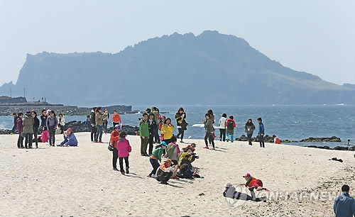 제주 봄 바다에 취한 관광객