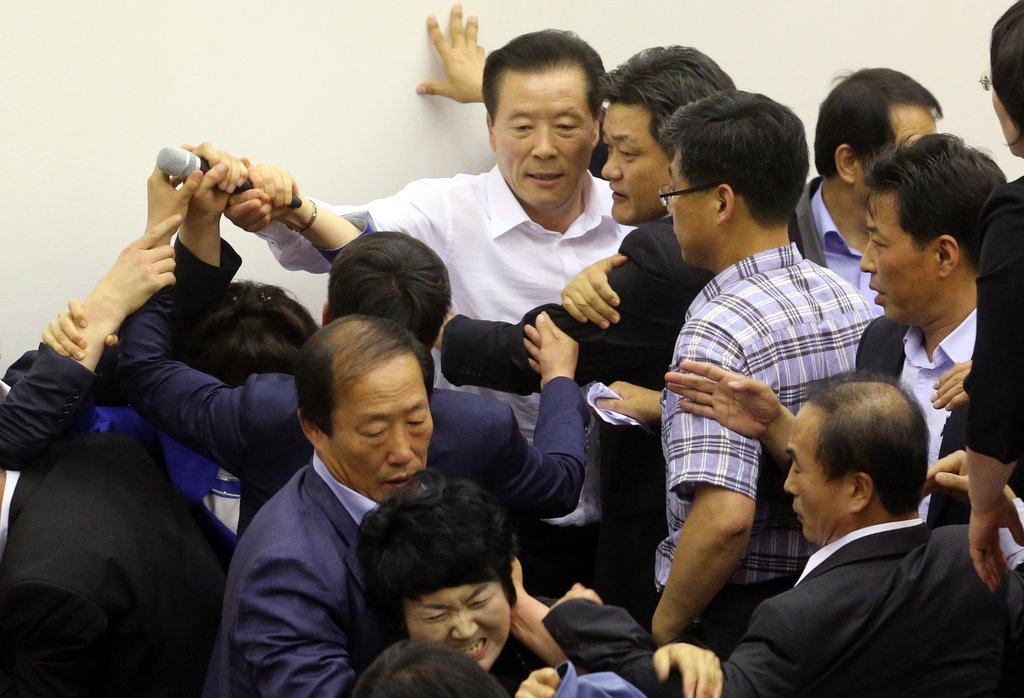 "날치기 통과 마이크를 사수하라"