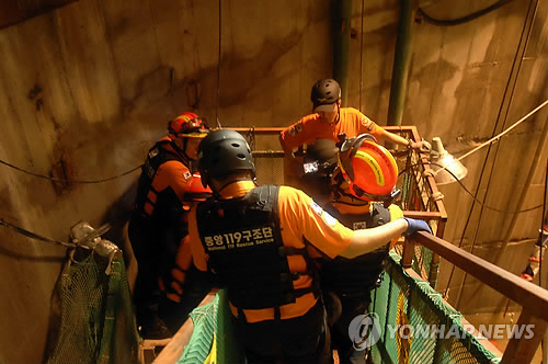지난해 7월 15일 오후 서울 동작구 본동 노량진 배수지 내 상수도관 공사장 수몰사고 현장에서 소방방재청 중앙119구조단원들이 첨단장비(다방향카메라 등)를 활용해 육상작업구 내부를 수중탐색하고 있다. << 연합뉴스 DB >>