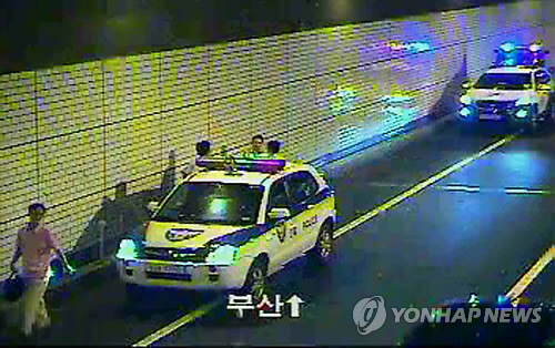 부부싸움 후 도보금지된 해저터널 걷는 남성