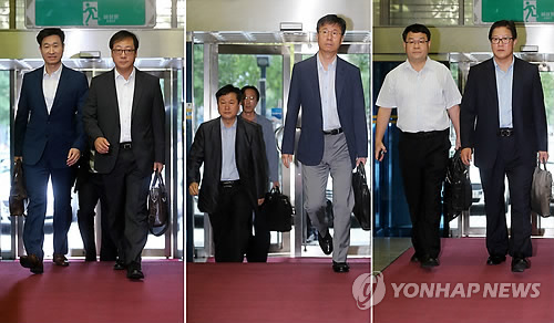 지난 19일 2013년 이동통신업계 최대 화두인 롱텀에볼루션(LTE) 주파수 경매가 경기도 성남시 분당구 한국정보통신기술협회(TTA)에서 시작됐다. 사진은 SK텔레콤(왼쪽부터), KT, LG유플러스 관계자들이 경매장으로 향하는 모습. <<연합뉴스DB>>