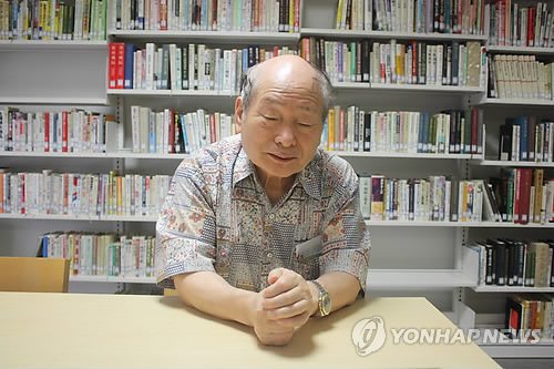 日간토대지진 조선인학살사 연구 강덕상씨
(도쿄=연합뉴스) 조준형 특파원 = 일본 간토(關東) 대지진 당시 조선인 학살 사건을 연구해온 재일 사학자 강덕상(82) 재일한인역사자료관 관장이 간토대지진(1923년 9월1일) 발발 90주년을 앞두고 연합뉴스와 인터뷰를 갖고 있다.
2013.8.29 <<국제뉴스부 기사참조>>
jhcho@yna.co.kr
