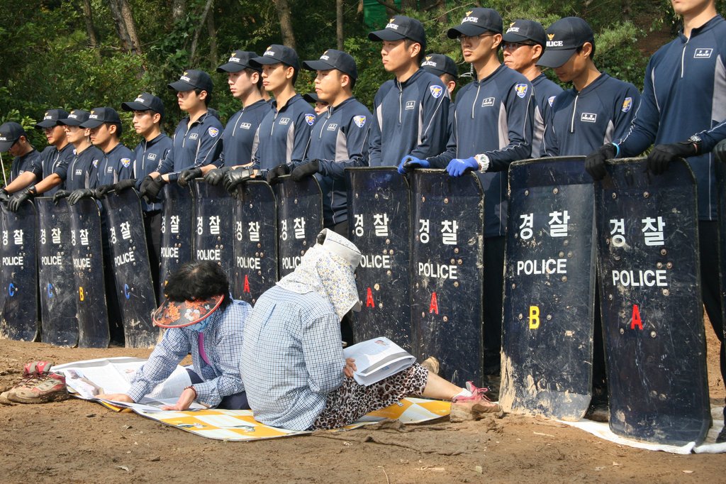 송전탑 공사현장 '신문 삼매경'