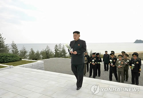 北 김정은, 훈련중 희생 해군 장병 묘지 참배