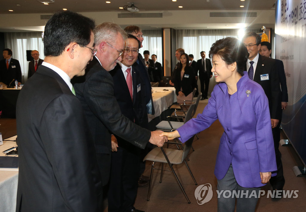 창조경제 과학자 간담회 참석한 박근혜 대통령