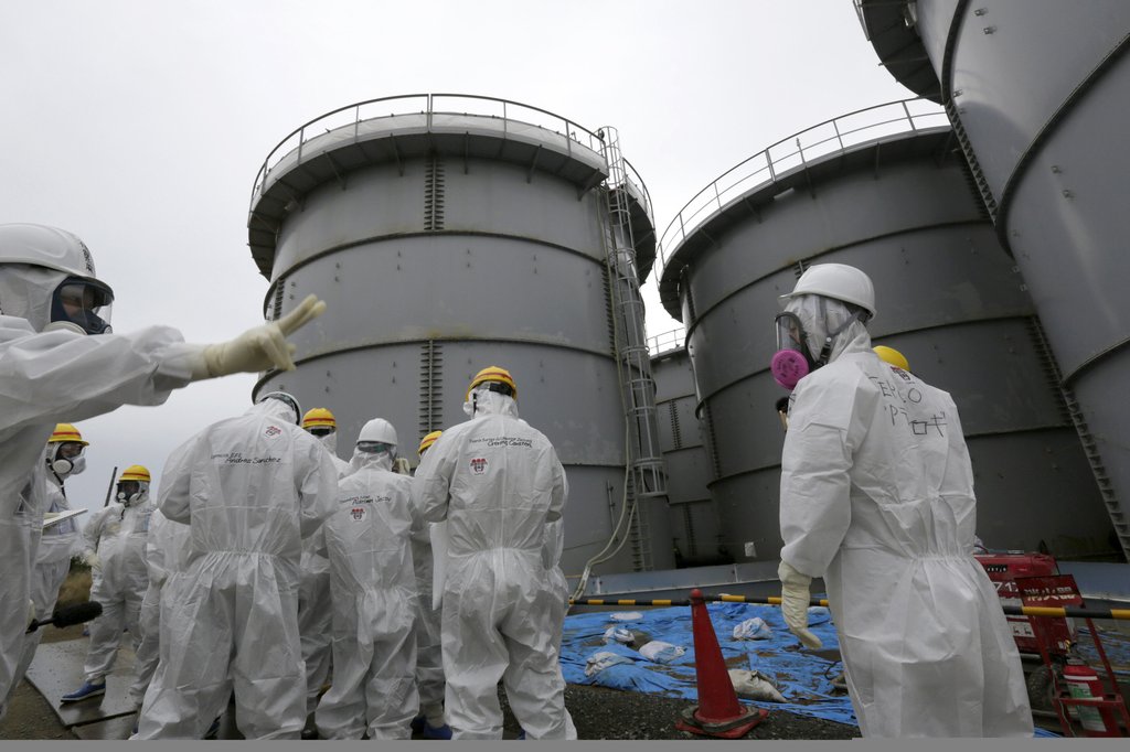 도쿄전력의 한 직원이 지난 7일(현지시간) 방사능 오염수가 누출된 후쿠시마 제1원전 H4 구역에서 기자들에게 사후 처리 상황에 대해 설명하고 있다. (AP=연합뉴스DB)