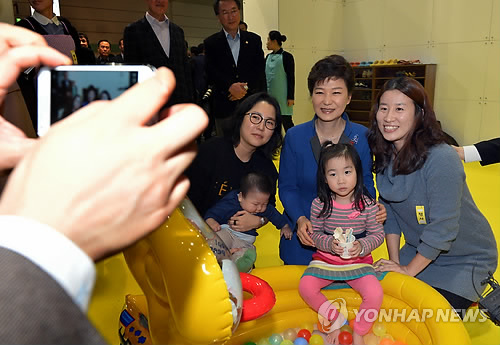 채용박람회장의 놀이방 방문한 박 대통령
