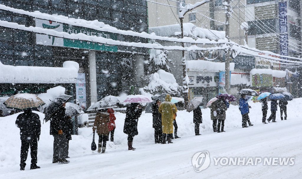 기다려도 오지 않아…대중교통 기다리는 사람들