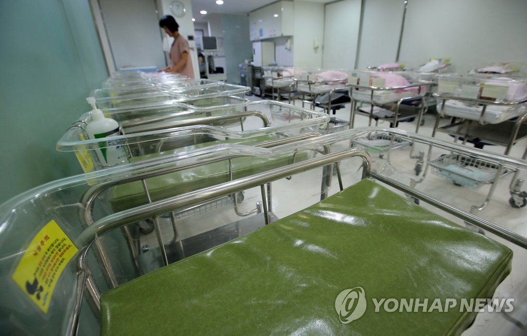 한국의 출산율이 전 세계에서 최하위권인 것으로 나타났다. 사진은 서울 시내 한 병원의 신생아실. (연합뉴스 DB)