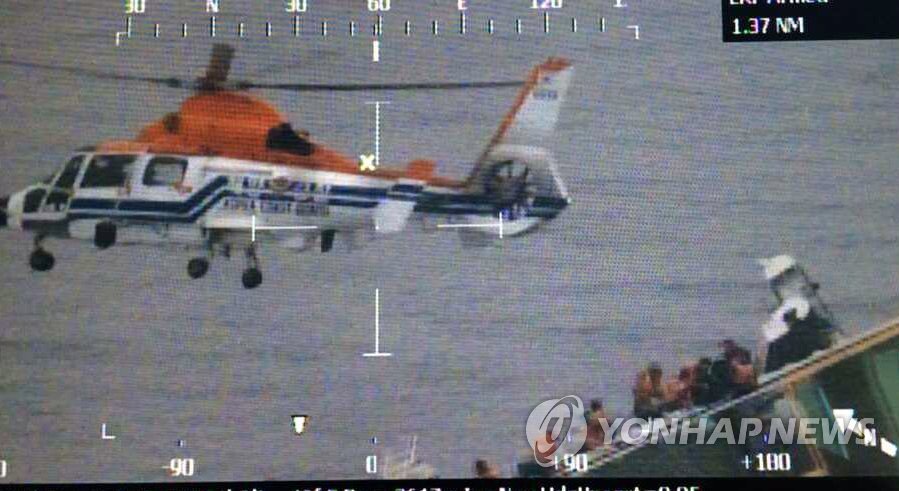 16일 전남 진도해역에서 침몰한 여객선 세월호에서 해양경찰이 선측에서 승객을 구조하고 있다. (해양경찰청 제공)