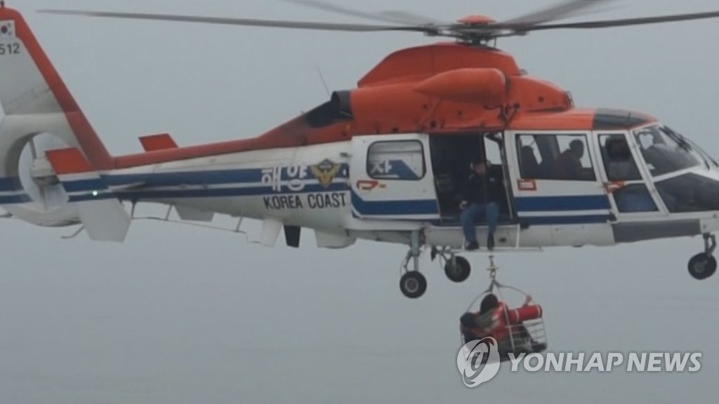 16일 전남 진도해역에서 침몰한 여객선 세월호에서 해양경찰이 헬기를 이용해 승객을 구조하고 있다. 