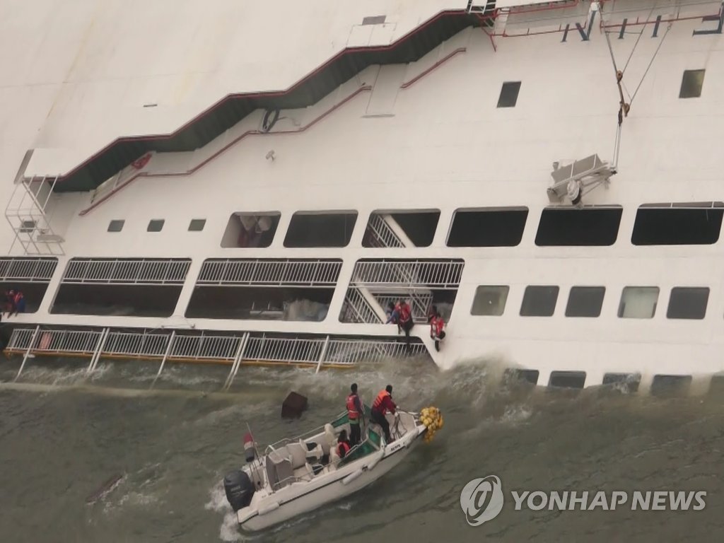 지난 16일 전남 진도해역에서 세월호가 침몰하는 가운데 해양경찰 등이 구조 작업을 벌이고 있다.