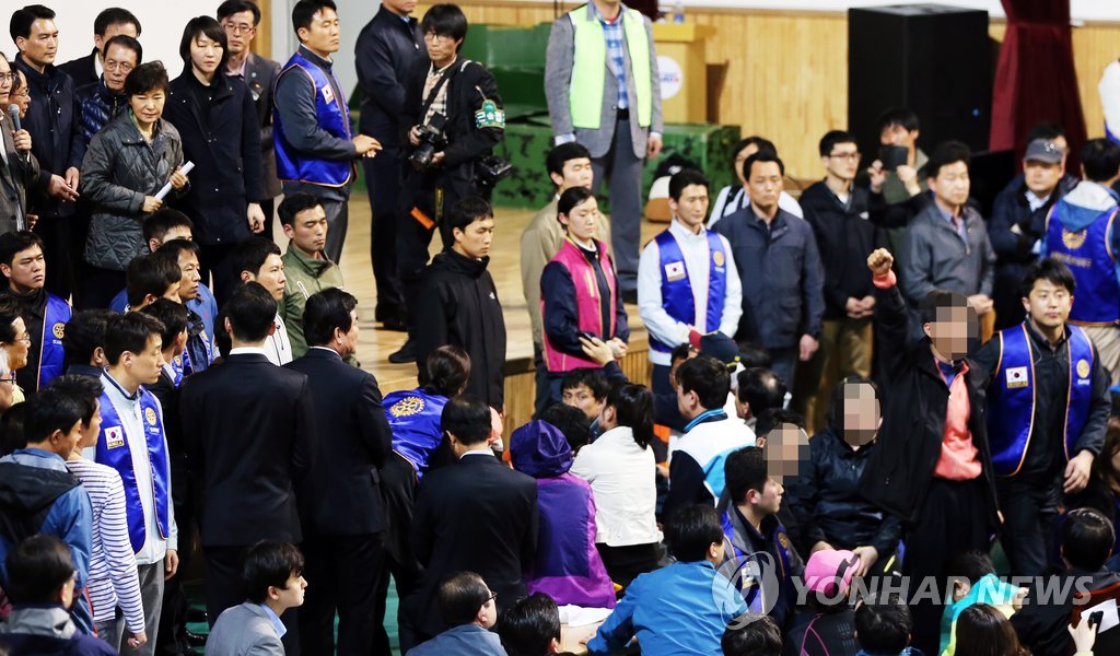 진도실내체육관을 찾은 박근혜 대통령이 한 실종자 부모로 부터 불만을 듣고 있다. 
