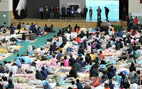 세월호 침몰 닷새째인 20일 오후 전남 진도 실내체육관에서 실종자 가족 대표들이 정홍원 국무총리와 면담 결과를 발표하고 있다. 가족 대표들은 정부에 조속한 구조작업과 합동분향소 설치 등을 요청했다.