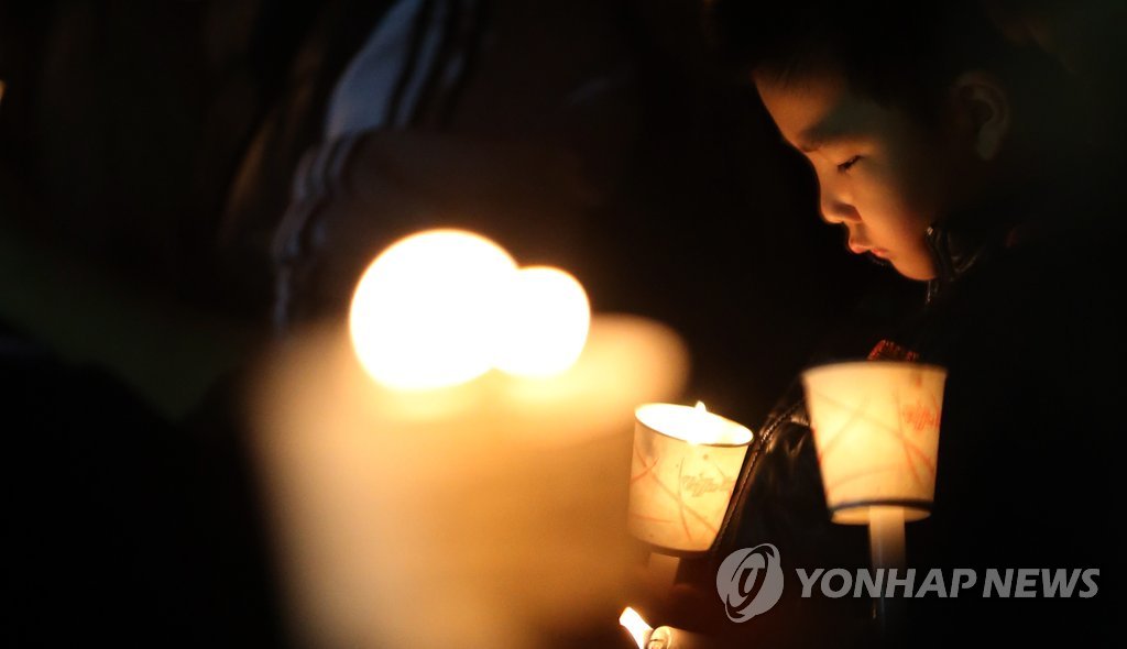세월호 침몰 5일째인 20일 밤 경기도 안산 화랑유원지에 많은 시민들이 모여 촛불을 들고 실종자들의 생환을 기원하고 있다. 2014.4.20
