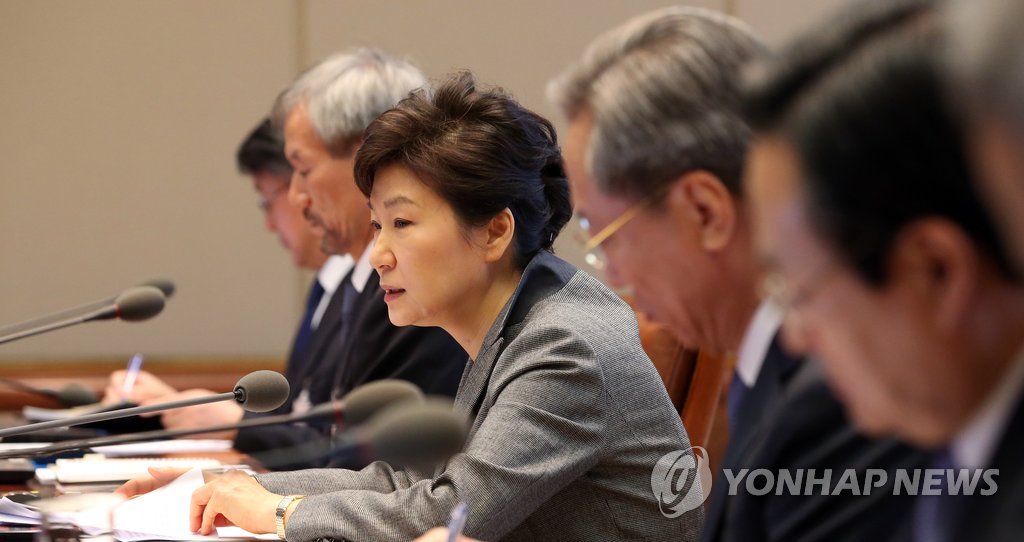 박근혜 대통령이 지난달 21일 오전 청와대에서 열린 수석비서관회의에서 굳은 표정으로 세월호 참사에 대한 안타까움 등에 대해 말하고 있다.