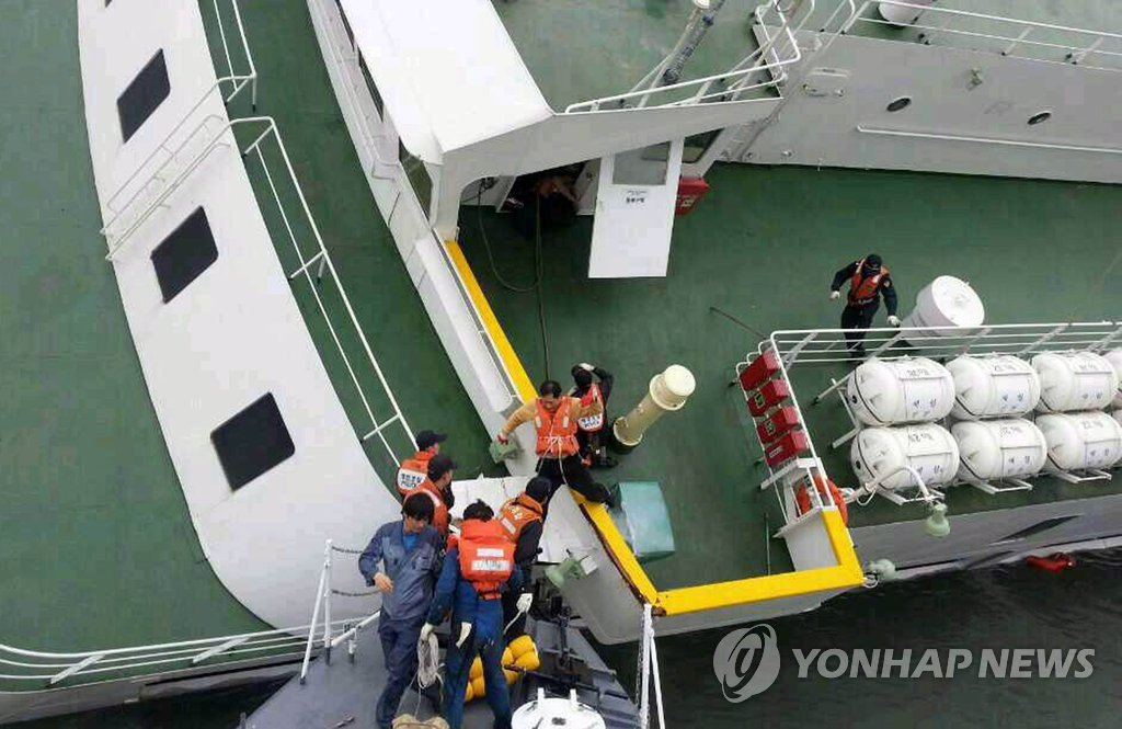 지난 16일 침몰한 세월호 조타실에서 선원들이 해양경찰의 안내를 받으며 비교적 손쉽게 탈출하고 있다. 