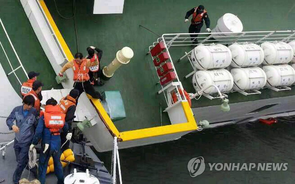 16일 침몰하는 세월호에서 선원들이 해경 경비정으로 탈출하고 있다. 
