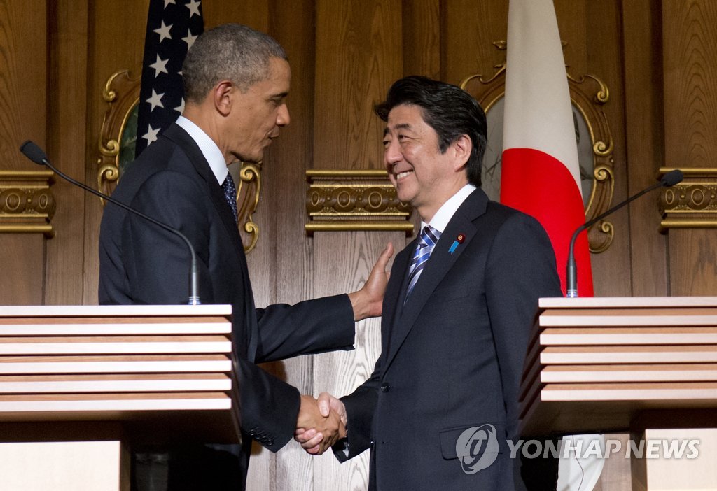 아베 신조 일본 총리(오른쪽)가 24일(현지시간) 도쿄 영빈관에서 공동 기자회견을 마친 뒤 버락 오바마 미국 대통령과 악수를 나누며 활짝 웃고 있다. (AP=연합뉴스) 