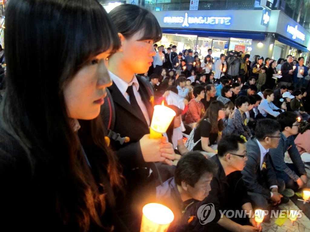 2014년 세월호 참사 당시 거리 집회에 참가한 학생들