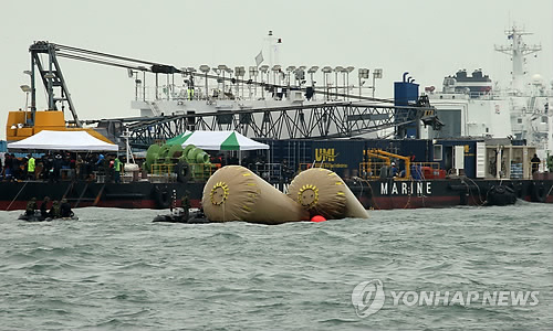 29일 오후 전남 진도군 관매도 인근 사고 해역에서 잠수사들이 바지선 언딘 리베로호로 복귀하고 있다.