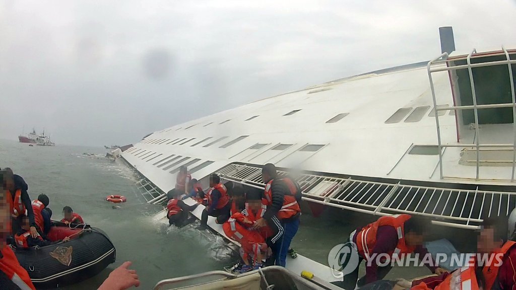 전남도 어업지도선이 공개한 세월호 침몰 당시 승객들의 구조장면. (연합뉴스 자료사진)