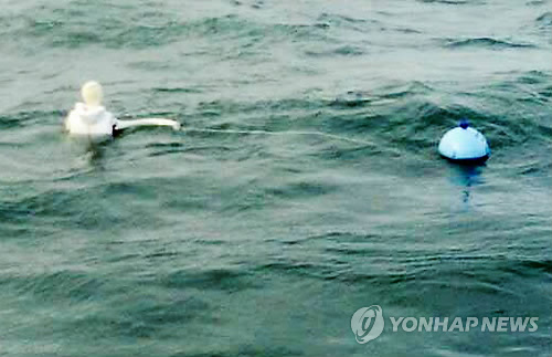 희생자 및 유류품의 이동궤적 파악을 위해 사고해역에 투하된 마네킹을 결합한 표류부이 (범정부사고대책본부 제공)