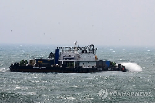 '풍랑특보' 바지선 위로 넘어오는 파도