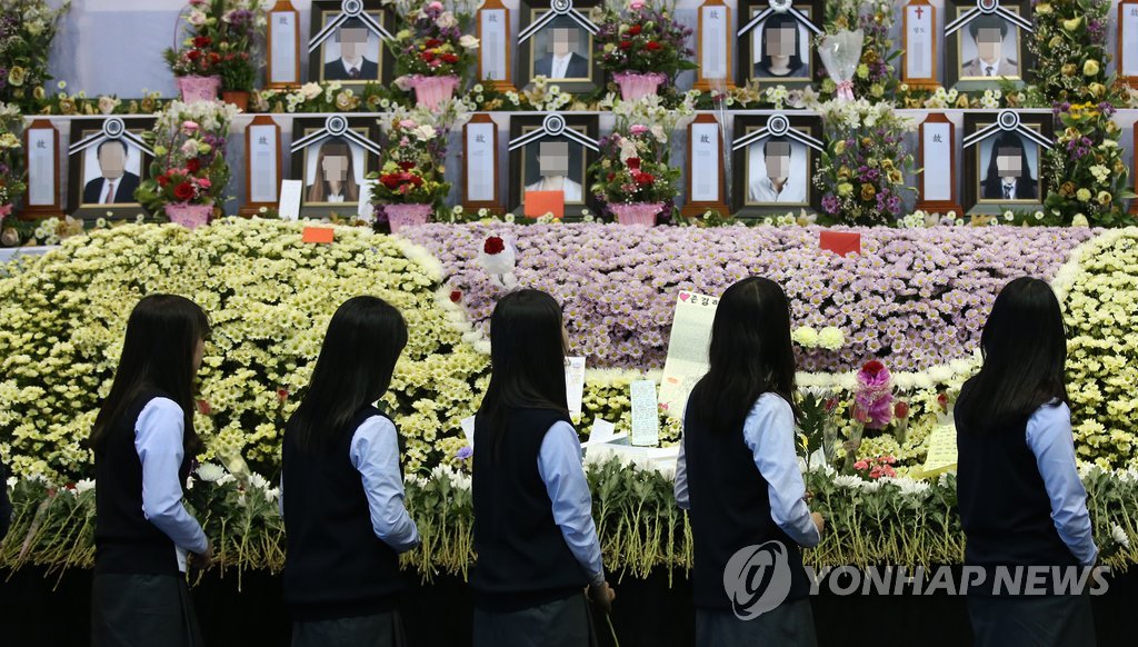 2014년 세월호 참사 당시 합동 분향소를 조문하는 학생들