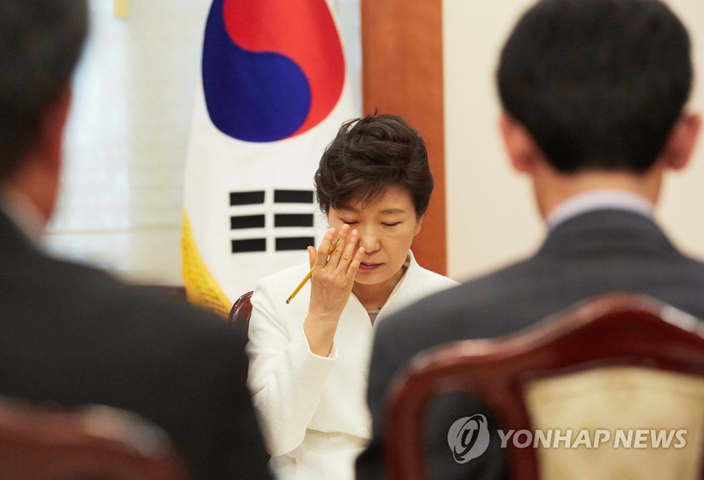 박근혜 대통령이 16일 오후 청와대에서 세월호 사고 가족 대책위원회 대표단을 면담하던 중 눈물을 닦고 있다. (청와대 제공)