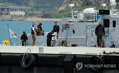 사고 해역 향하는 민간 잠수사들