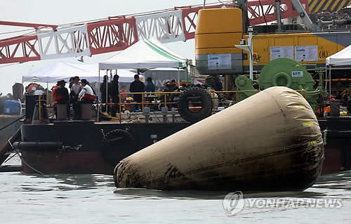 22일 전남 진도군 조도면 병풍도 앞 세월호 침몰 현장 언딘바지선에서 다이버 등이 수색작업에 앞서 대기를 하고 있다.