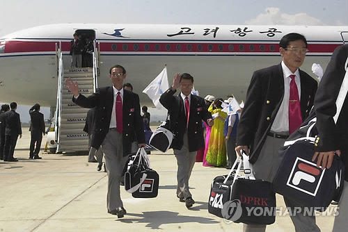 지난 2002년 9월 23일 부산아시안게임에 참가하기 위해 북한선수단이 고려항공 특별기편으로 김해공항에 도착하고 있다. (연합뉴스 DB)