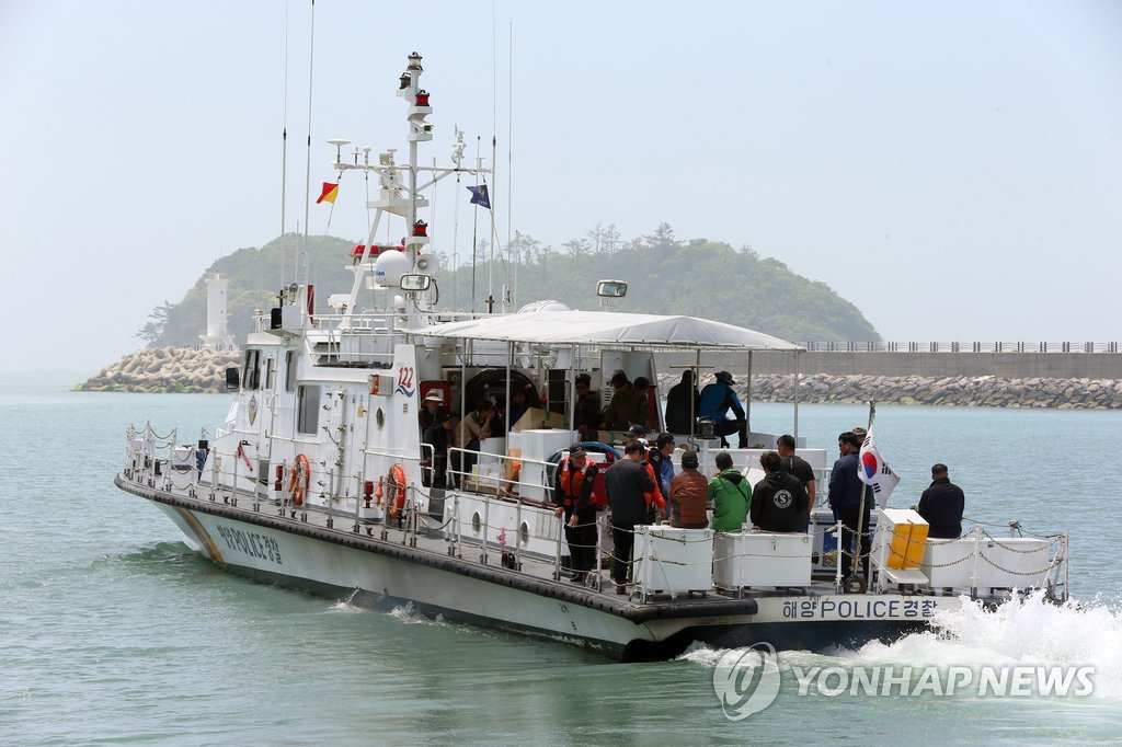 사고 해역 향하는 민간 잠수사들