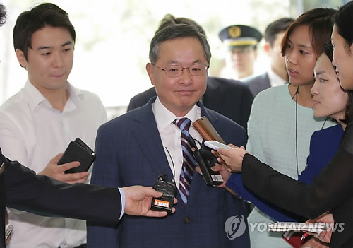 질문 받는 안대희 국무총리 후보자