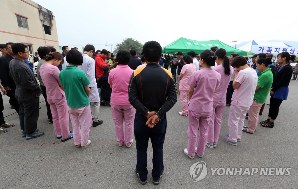 28일 오전 화재로 21명이 숨진 전남 장성군 삼계면 효사랑 요양병원에서 병원 관계자들이 사과를 하고 있다.