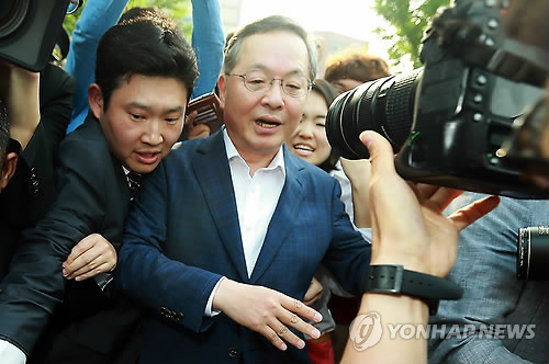 청사 떠나는 안대희