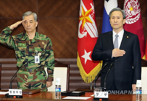 박근혜 대통령은 1일 오전 신임 국가안보실장에 김관진 국방부 장관을, 국방부 장관에 한민구 전 합참의장을 내정했다. 사진은 2011년 열린 전군주요지휘관회의에 참석한 김관진 장관(오른쪽)과 한민구 당시 합참의장. (연합뉴스 DB)
