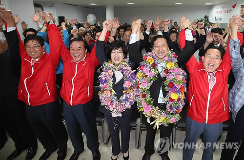 기뻐하는 김기현 울산광역시장 후보