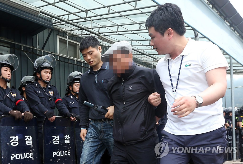 '공무집행 방해' 신도 체포하는 경찰