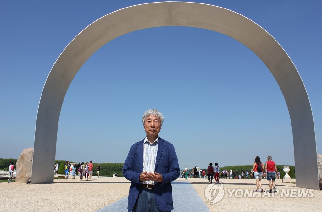 베르사유궁에 전시된 자신의 작품 앞에 선 이우환