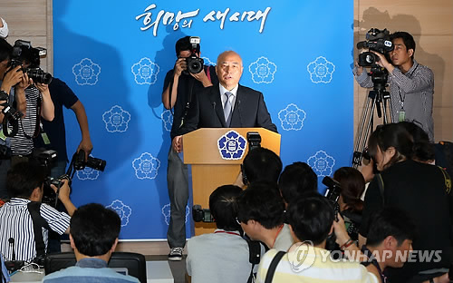 사퇴의사 밝히는 문창극 총리 후보자