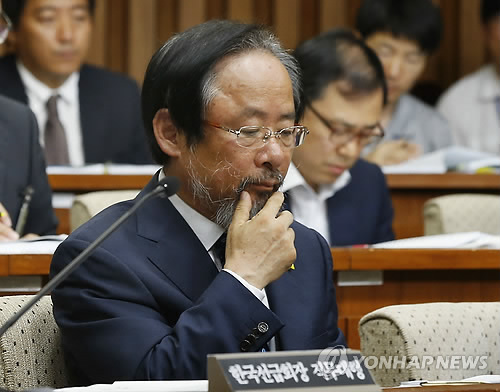 자료 바라보는 이주영 해양수산부 장관