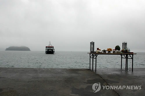 민관군 합동구조팀은 3일 오후 4시 34분부터 6시 18분까지, 이날 오전 5시 21분부터 7시 20분까지 2차례에 걸쳐 수중 수색을 했으나 추가로 실종자를 찾지는 못했다.