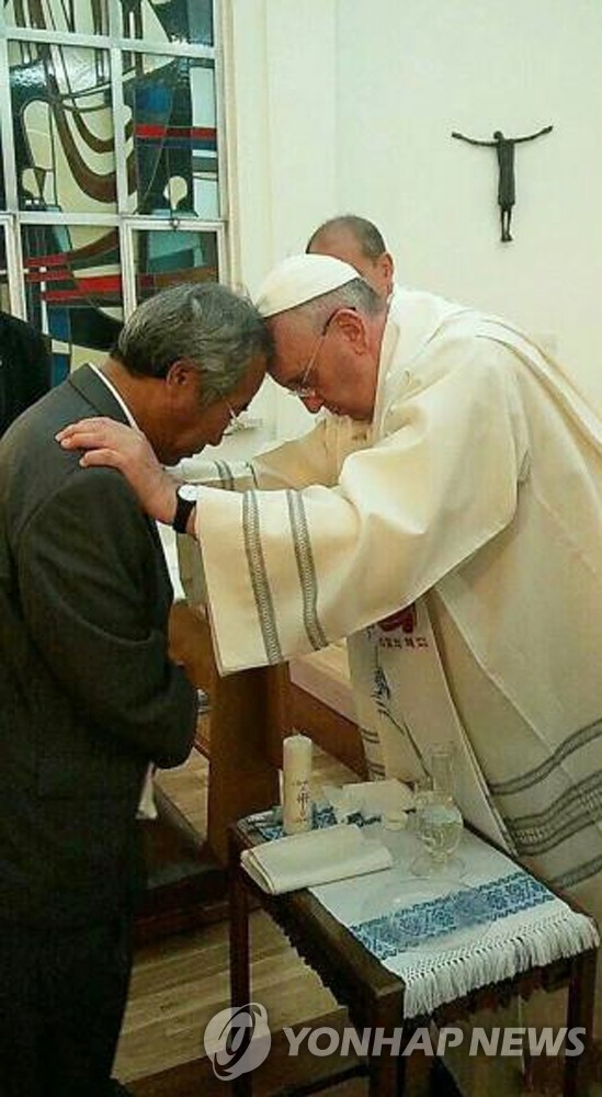 沈没事故の遺族 ローマ法王から洗礼